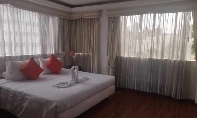 Santa Fe Hotel | NEAR MONSERRATE UNIANDES AND TADEO LOZANO