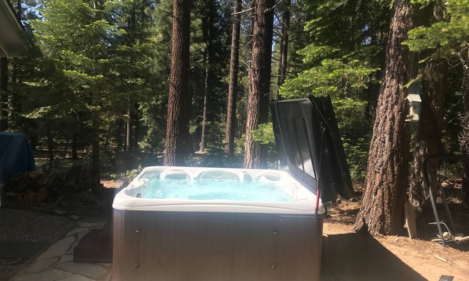 Pioneer Trail House | NEAR SLOPES AND LAKE! Rustic, Cozy, Renovated, Unique, Modern, hot tub!