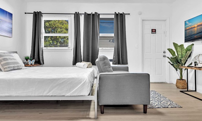 Downtown Hollywood Apartment | Near The Beach on Hollywood Blvd Great Suite D6