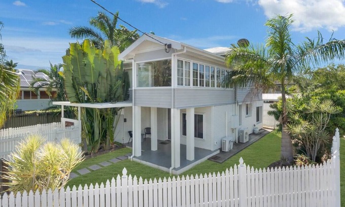 Hermit Park Apartment | Neat and Tidy DS studio - Sturges St. U3