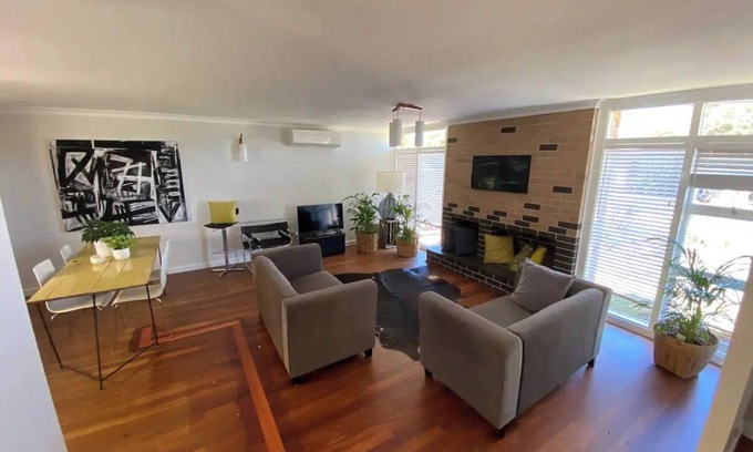 Mira Mar House | Nelson Cottage - relaxed retro, modern & original