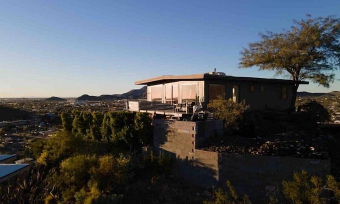 North Mountain House | "Nest" 360degree views of Phx -friends couples Decks Hot Tub