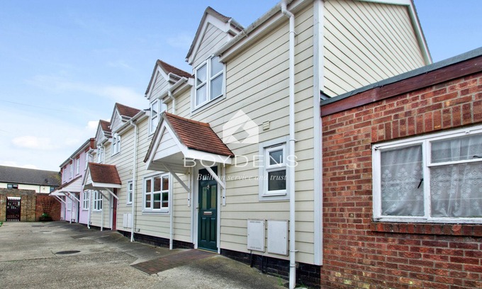 Frinton-on-Sea House | Nestled in the heart of Frinton on Sea is this terraced mews cottage offering open plan living