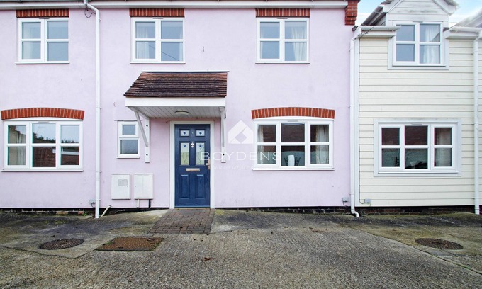 Frinton-on-Sea House | Nestled in the heart of Frinton on Sea is this terraced mews cottage offering open plan living