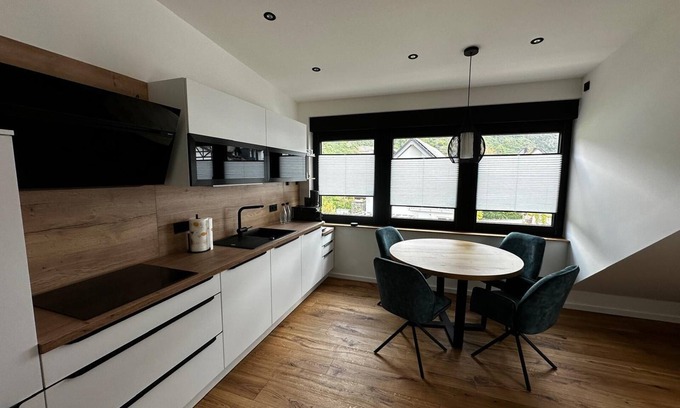 Ernst Apartment | Neu Renovierte, Moderne Ferienwohnung 2-4 Personen