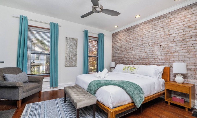 Italian Village House | {NEW} 3 bed/2bath, HOT TUB, Walk 2 Short North, KING bed, Easy Off StreetParking