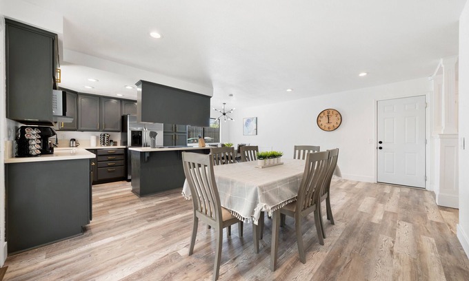 Carmichael House | New 3BD/2BA Ideal Escape Close to the River