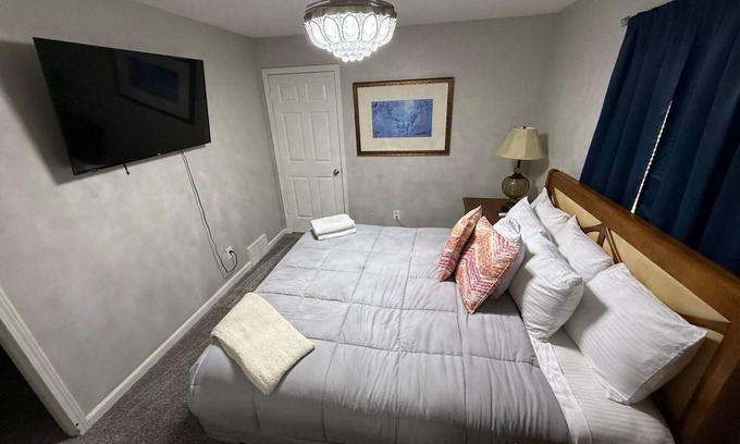 Cordova House | New 4 BR+Extra Space Beds- Retreat w/Private Pool