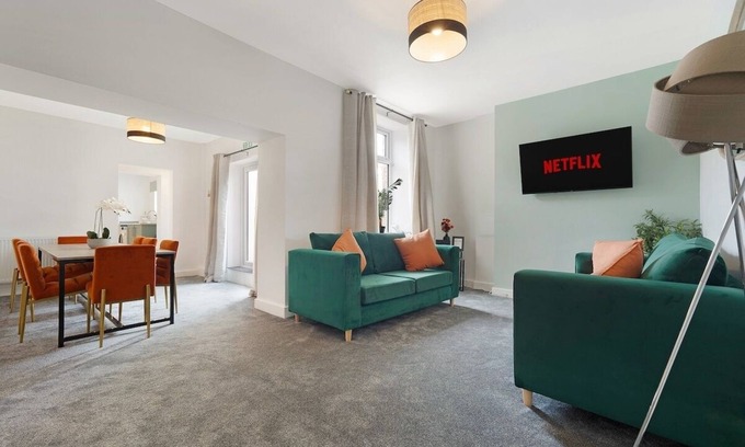 Quarrington Hill House | New! 4BR in Hill top House