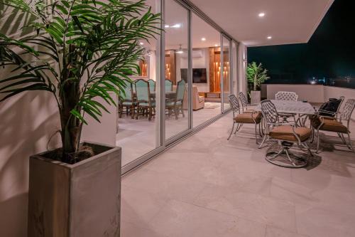 Las Conchas House | New 5 Br + Pool Luxury Beach Home Vista Hermosa