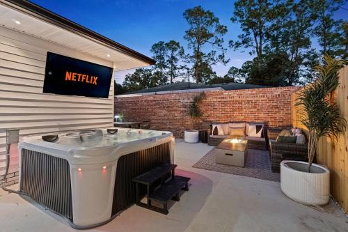 Augusta House | New 5 Star Luxury Putting Green Hot Tub EV Fire Pit 5Min From The Masters