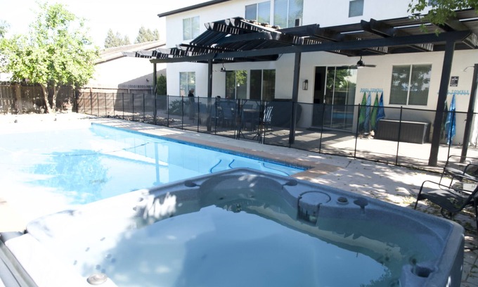 Visalia House | New 5BR Pool House near Sequoia w/BBQ/3700Sqft