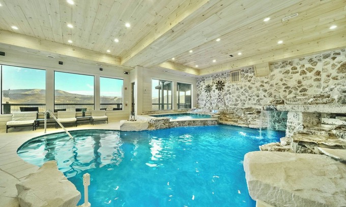 Gatlinburg - Pigeon Forge House | NEW AMAZING! PrivatePickleball~HotTub~FirePit~IndoorPool~Theater-Game Rm-Sleep33