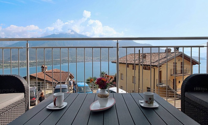Aurogna Apartment | New Apartment Casa Andrea with Lake View, Terrace and On-Site Free Parking