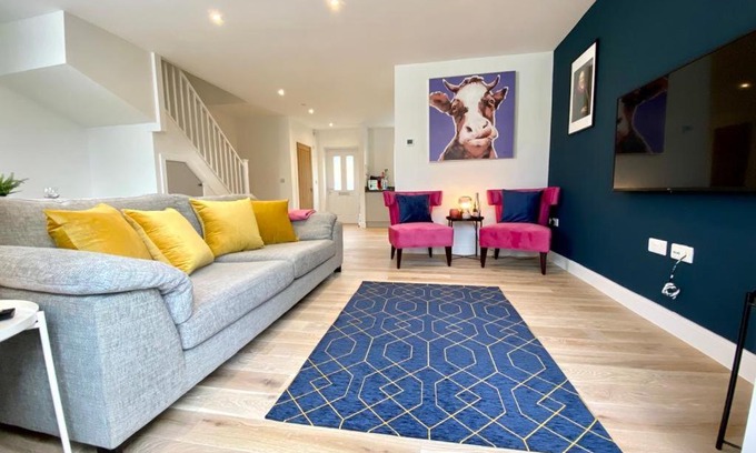 Poole House | NEW Beautiful Large 3 bedroom House - 5 Minutes to the nearest Beach! - Great Location - Garden - Parking - Fast WiFi - Smart TV - Newly decorated - sleeps up to 7! Close to Poole & Bournemouth & Sandbanks