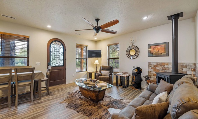 Cascade House | New* Bogie Bungalow - Walk to lake, bar & restaurant - Near golf course - AC - Fireplace - Pet Ok