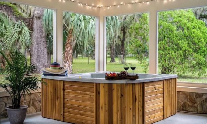 Crystal River House | NEW-Bring Your Boat-Family Fun Oasis-Near Springs-Huge Yard-Game Room-Spa-EV