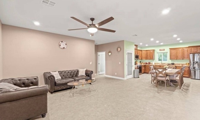 Sunrise Manor House | New Build Gem Near to Everything