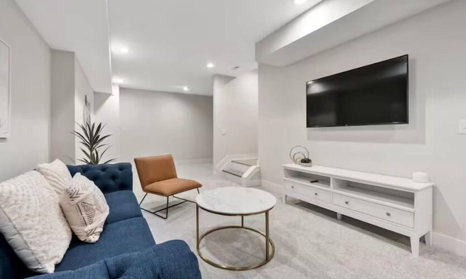 Downtown Columbus House | New Build- Luxury Spacious Home- 3 Living rooms Safe neighborhood w/kids park.