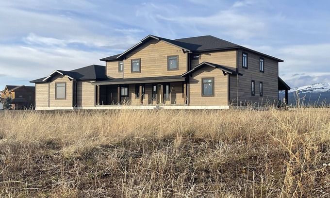 Island Park Cabin | NEW CABIN 8 EN SUITES BY YELLOWSTONE LAKEFRONT HOA AC HOT TUB WIFI PICKLEBALL