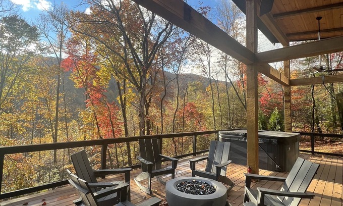 Clayton Cabin | NEW! CAPER Treehouse: modern cabin-HOT TUB VIEWS!
