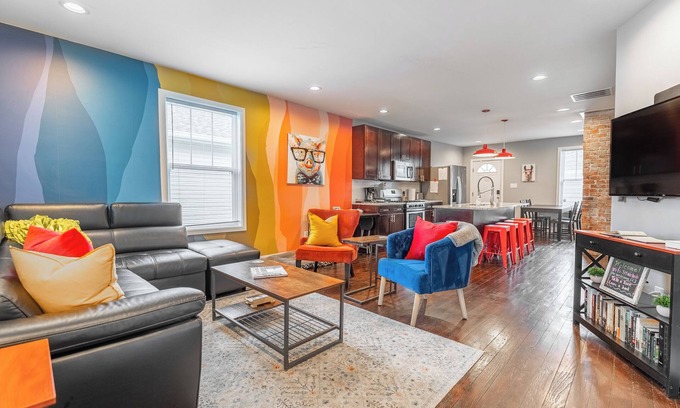 Fountain Square House | NEW! Cozy 2BR/Pet-Friendly/5 Min to Downtown