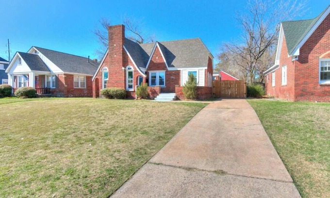 Crestwood House | NEW Cozy Crestwood Cottage