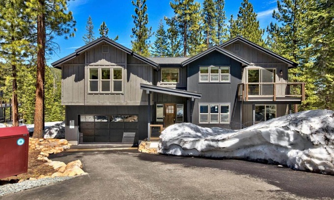 Kingswood Estates Cabin | New Designer Mountain Home, Hot Tub, Bunk Beds, EV Charger