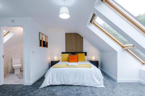 Rastrick House | NEW! Detached House, Driveway, Perfect for Contractors