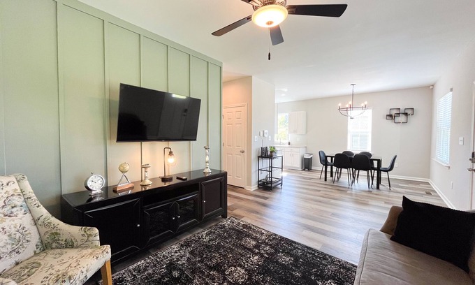 Durham House | NEW! Duke~King Bed~Speakeasy Hideout