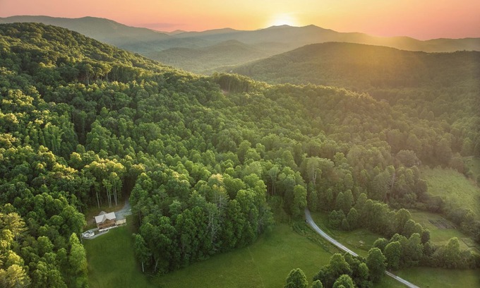 Epworth Cabin | NEW! - Fish the CREEK/Mountain VIEWS/mini-GOLF/hot tub/3 acres/Dog friendly