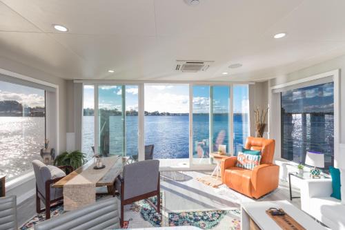 Fleming Island Boat Rental | New Floating Luxury: Unique Houseboat Retreat