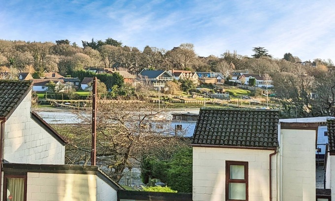 Ryde Apartment | New for 2022 This purpose built first floor apartment is located on the banks of Wootton Creek