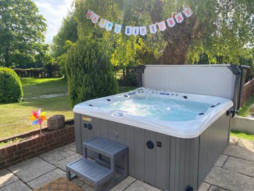 New Forest District Villa | New Forest Country Home with Hot Tub and Open Fire