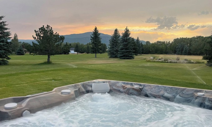 Red Lodge House | NEW Golf Course Home + MTN views + Hot Tub