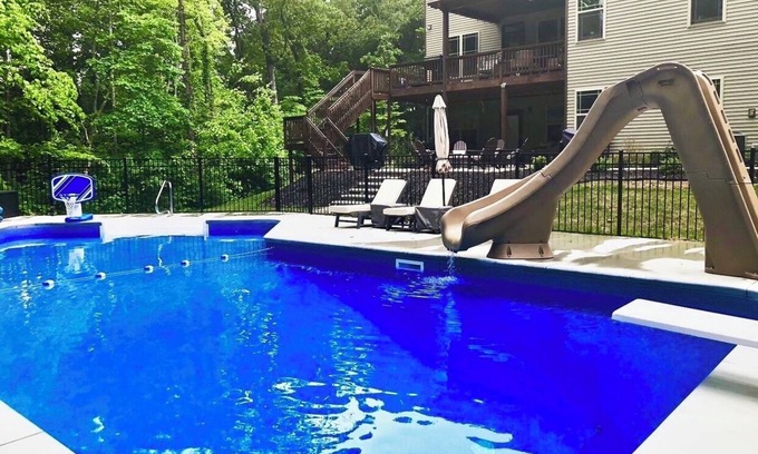 Easley House | New Guest Apartment- Pool, Hot Tub, Fire Pit, Air Hockey, Pool Table & Kids Area