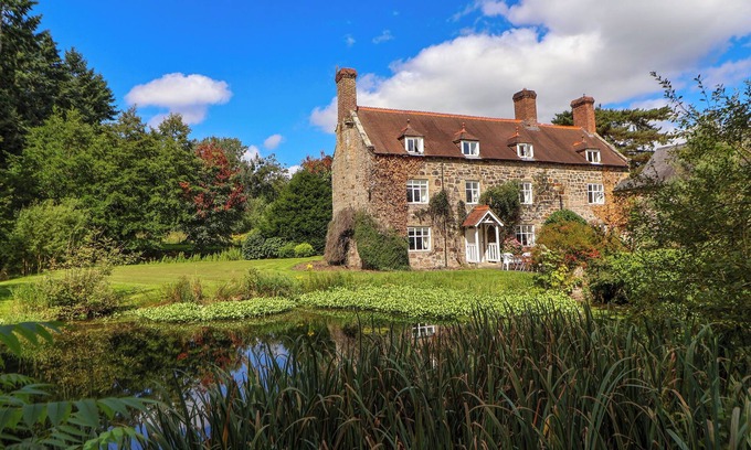 Acrefair Cottage | NEW HALL, pet friendly, character holiday cottage in Chirk