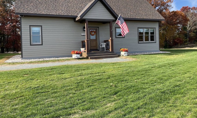 Custer Cabin | NEW! 'Hidden Wonder'—15 Min. to SentryWorld Golf Course!