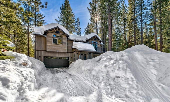 Country Club Estates Cabin | New High-End Home, Air Conditioning, Hot Tub, Games, Fireplace, Free EV Charger, Bunk Beds