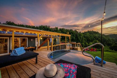 Sevierville House | NEW Hill Gem - Murals - Heated Cowboy Pool- Hot Tub- Game Room