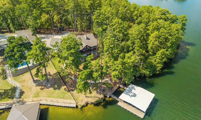 Rockwell House | New Hot Springs Lakehouse with Double Stall Dock & Boat for Rent!