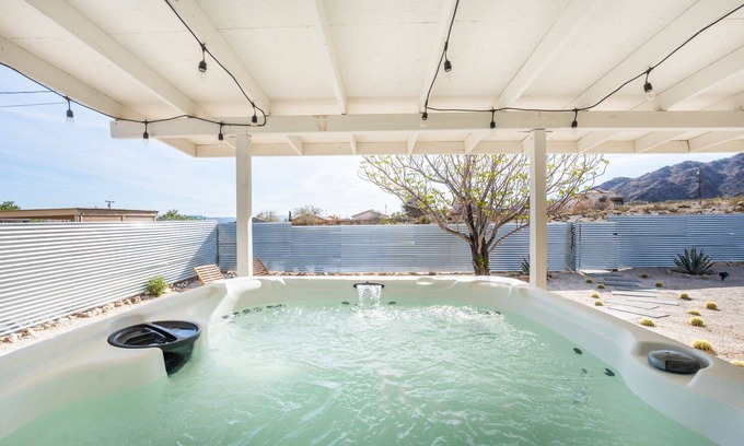 Twentynine Palms House | NEW HOT TUB - 3min to Joshua Tree National Park