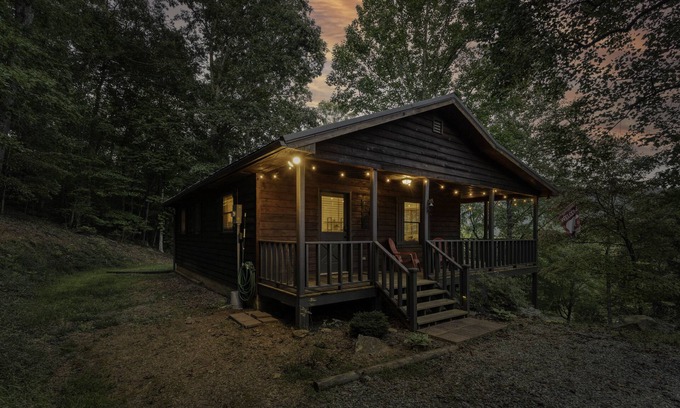 Hiawassee House | NEW! Lil' Oak Lodge Escape - Great Location + King Suite!