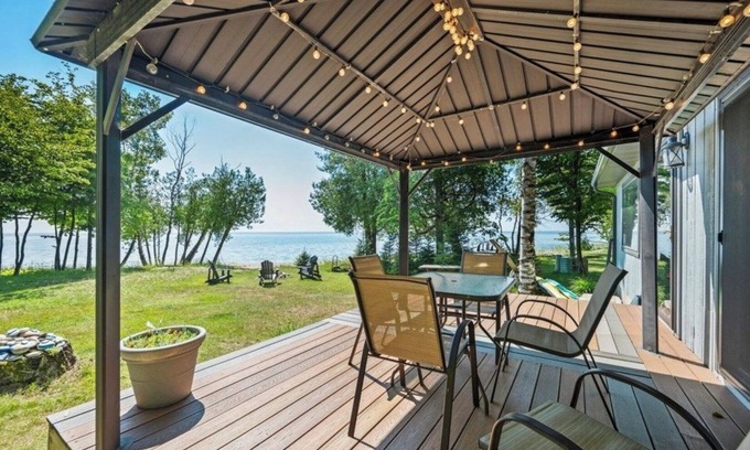 Sturgeon Bay House | New Listing! 20% Off – Book by Dec 31 – Walkout Beachfront Home