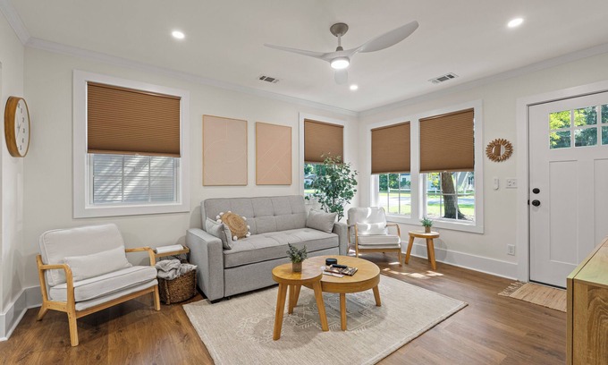 Port Royal House | New Listing! Pinky's Palace - Cozy Bungalow minutes from Parris Island