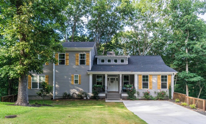 Dahlonega House | New Listing! Porchside Retreat - 9 minutes from Dahlonega - Dog Friendly