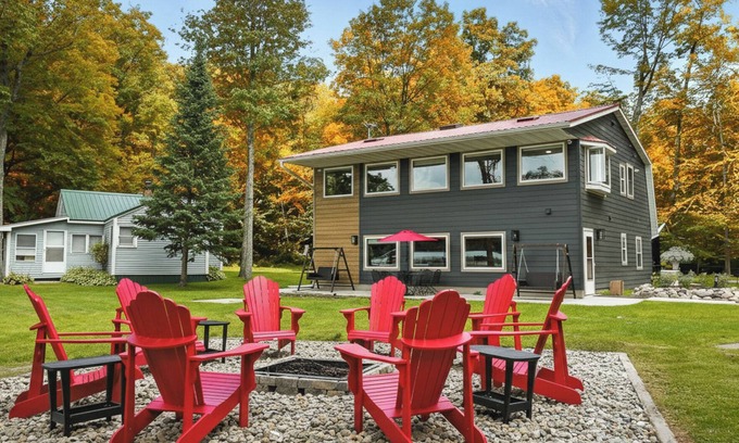 Suring House | New Listing! Sand Bar Resort – Updated 5BR with Lake Views, Big Yard, Firepit, Gourmet Kitchen & More!