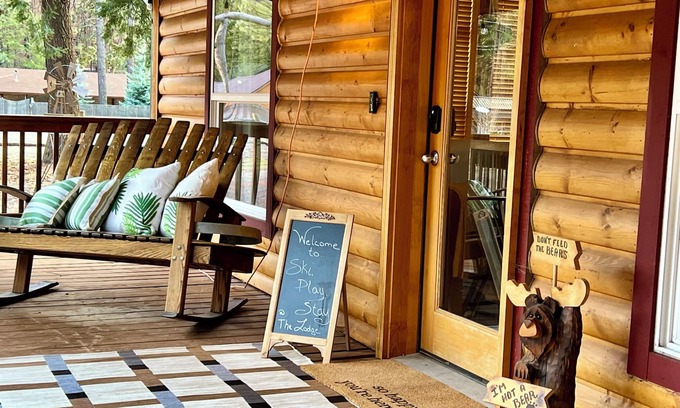 Naches House | NEW LISTING! Ski, Play, Stay @ The Lodge is loaded! Hot tub, BBQ, sleeps 10,