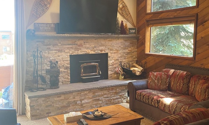 Mammoth Lakes Condo | New Listing Snowflower 3-bedroom condo in Mammoth Lakes near Meadow & shuttle