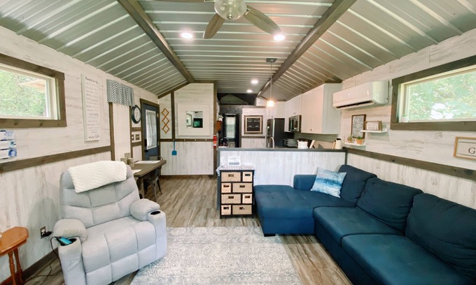 Scottsboro House | NEW LISTING! Spacious Tiny Home Near Lake - Jacuzzi + Covered Boat Parking